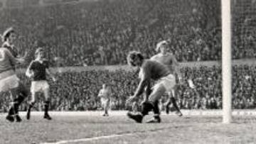Gol de Denis Law entre un partido entre el Manchester United y el Manchester City.