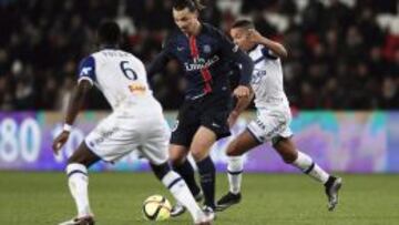 Zlatan Ibrahimovic protege el balón.