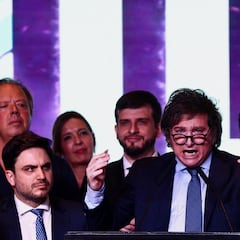 Qué es la dolarización de la economía de Milei, la estrategia que acabó en ‘corralito’ con Menem en 2002