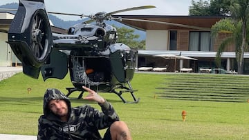 Neymar posa junto a su helicóptero.