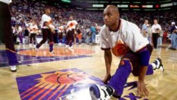 Charles Barkley estira antes del Game 2 de las Finales del 93. Los Bulls de Jordan le dejaron sin anillo.