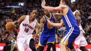 DeMar DeRozan (10) intenta superar a  David Lee (10).