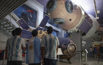 Aficionados argentinos observan el Museo Espacial.