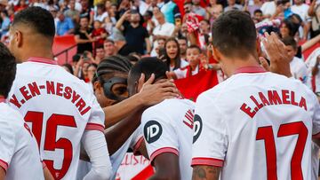 Sevilla, 11/08/2023.- El extremo belga-congoleño del Sevilla Dodi Lukebakio (c) celebra su gol, el segundo ante el Almería, este martes, durante el partido de liga disputado en el estadio Sánchez Pizjuan de Sevilla. EFE/ José Manuel Vidal