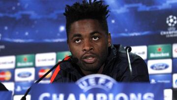 Alex Song en una rueda de prensa con el Bar&ccedil;a.