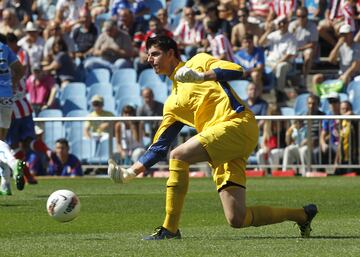 Thibaut Courtois despunt¨® con el Genk desde muy joven. Eso le vali¨® para fichar por el Chelsea, donde era considerado el relevo de Petr Cech. Antes de que el checo abandonase la porter¨ªa ¡®Blue¡¯, Courtois fue cedido durante tres temporadas al Atl¨¦tico de Madrid, donde se convirti¨® en uno de los mejores porteros del mundo. Una liga, una Copa y una Europa League como colchonero, adem¨¢s de una final de Champions, le vali¨® para volver al Chelsea. Despu¨¦s de cuatro temporadas, fich¨® por el Madrid donde sigui¨® aumentando su nivel, y gan¨® 2 ligas m¨¢s y una Champions. Ahora est¨¢ lesionado, pero el Madrid lo espera con los brazos abiertos.