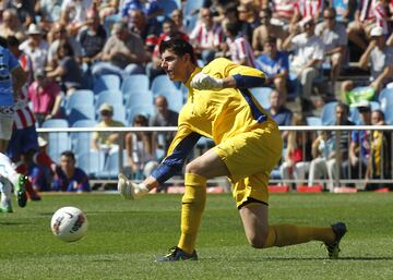 Thibaut Courtois despuntó con el Genk desde muy joven. Eso le valió para fichar por el Chelsea, donde era considerado el relevo de Petr Cech. Antes de que el checo abandonase la portería ‘Blue’, Courtois fue cedido durante tres temporadas al Atlético de Madrid, donde se convirtió en uno de los mejores porteros del mundo. Una liga, una Copa y una Europa League como colchonero, además de una final de Champions, le valió para volver al Chelsea. Después de cuatro temporadas, fichó por el Madrid donde siguió aumentando su nivel, y ganó 2 ligas más y una Champions. Ahora está lesionado, pero el Madrid lo espera con los brazos abiertos.