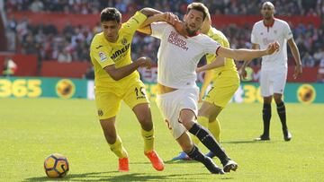 Rodri pelea un balón contra el Mudo Vázquez en el Sevilla-Villarreal de Liga Santander.
