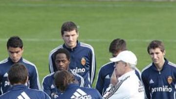 <b>TERAPIA. </b>Javier Aguirre, junto a sus jugadores en un entrenamiento, necesita recuperar a su equipo en todos los sentidos.
