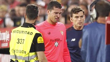 Sevilla's David Soria out for a fortnight with a dislocated finger