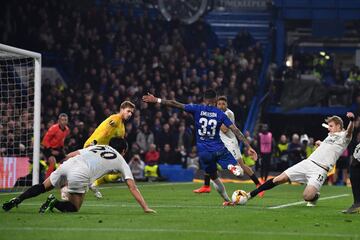 Chelsea eliminó desde los penales a Frankfurt tras empatar 1-1 (Global: 2-2) y se medirá en la final al Arsenal que hizo lo propio con Valencia.  