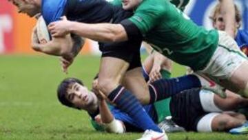 <b>FRANCIA, FRENADA. </b>El galo Clerc intenta avanzar, pero es placado por el gigante O'Donell (1,98 y 110 kilos), un buen resumen de lo que fue, sobre todo, la primera parte.