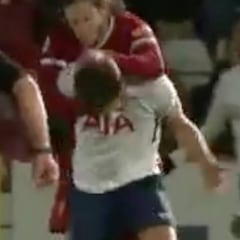 Lallana se volvió loco: agresión bochornosa a un rival de 19 años