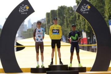 El podio con los tres primeros del Tour; Romain Bardet, Chris Froome y Nairo Quintana.