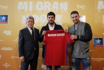 Mario Casas recibe la camiseta del Atlético de Madrid de manos de Cerezo y Gabi.