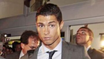 <b>DESTREZA. </b>Un aficionado tiró una bufanda a Cristiano, que la cogió con maña ante la mirada de Pepe.