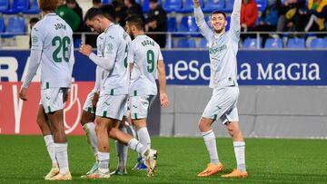 HUESCA, 01/11/2023.- El delantero del Getafe Jordi Martín (d) celebra con sus compañeros tras marcar un tanto durante un encuentro correspondiente a la Copa del Rey entre el CF Tardienta y el Getafe en el campo de fútbol de El Alcoraz de Huesca, este miércoles. EFE/ Javier Blasco
