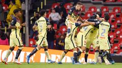 Jugadores del América festejan uno de los goles en contra de Juárez.