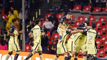 Jugadores del América festejan uno de los goles en contra de Juárez.