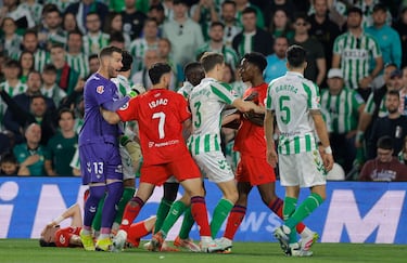 El origen, una falta sobre Rubén Vargas que provoca el follón entre Adrián y José Ángel Carmona. Ambos fueron amonestados por el árbitro del partido, Busquets Ferrer, con tarjeta amarilla.