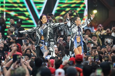 Bayley y Lyra Valkyria hacen su entrada al recinto antes de su combate por el Campeonato Femenino por Parejas durante WrestleMania 42, celebrado en el Allegiant Stadium de Las Vegas.