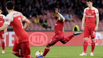 Soccer Football - Europa League - Quarter Final Second Leg - Napoli v Arsenal - Stadio San Paolo, Naples, Italy - April 18, 2019  Arsenal&#039;s Alexandre Lacazette scores their first goal   REUTERS/Ciro De Luca