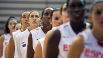 El equipo femenino Sub-18 escucha el himno español.