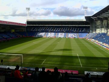 The Hawthorns es un estadio de fútbol con un aforo de 26.287 espectadores,1 situado en West Bromwich, Inglaterra. Es propiedad de West Bromwich Albion desde 1900 y se convirtió en el sexto estadio utilizado por el club. El campo fue (existen opiniones divergentes) el primer estadio de fútbol de la Football League en construirse entre finales del siglo XIX e inicios del XX. Con una altura sobre el nivel del mar de 168 metros es el más alto de los 92 estadios de la Premier League y de los clubs de la Football League.