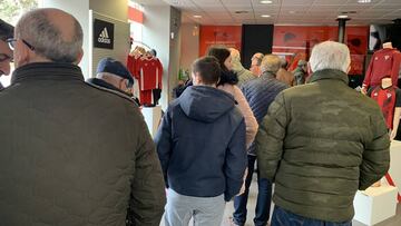 Imagen interior de la sede del club repleta de aficionados rojillos