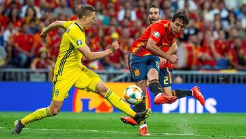  El centrocampista de la selecci&oacute;n espa&ntilde;ola, Mikel Oyarzabal, golpea el bal&oacute;n ante el defensa de Suecia, Pontus Jansson, consiguiendo el tercer gol del combinado espa&ntilde;ol durante el encuentro correspondiente a la fase de clasifi