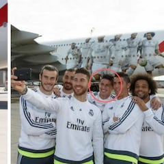 James, fuera de la foto del avión