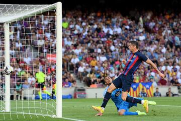 Robert Lewandowski de Barcelona anota el primer gol de su equipo superando a Jordi Masip del Real Valladolid