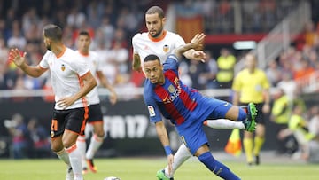 Neymar, cazado por Mario Su&aacute;rez.