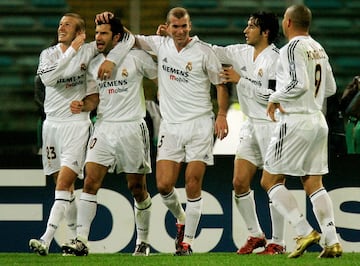 De izquierda a derecha, David Beckham, Zinedine Zidane, Raúl y Ronaldo celebran un gol.