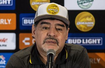 Los rostros de Maradona en su presentación con Dorados