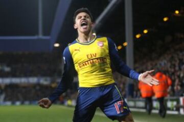 Alexis Sánchez armó la jugada del primero y anotó el segundo del Arsenal sobre Queens Park Rangers.