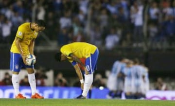 Neymar (center R) and Ricardo Oliveira of Brazil react after Argentina's goal during their 2018 World Cup qualifying soccer match in Buenos Aires, Argentina, November 13, 2015.   REUTERS/Marcos Brindicci  