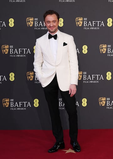 Tom Felton posa en la alfombra roja de los premios BAFTA 2025 celebrados en el Royal Festival Hall del Southbank Centre de Londres.