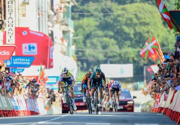 El ciclista portugués del equipo Intermarche Wanty, Rui Costa, compite con el ciclista alemán del equipo Bora, Lennard Kamna (derecha), al final de la etapa 15 de la vuelta ciclista a España de La Vuelta 2023.