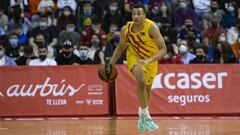 Dante Exum, escolta del Barcelona, conduce el bal&oacute;n ante el UCAM Murcia en la Liga Endesa.