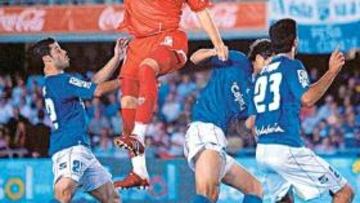 <b>PÁNZER DEL ÁREA. </b>Negredo levanta la pelota por encima de Renan en el primer gol del Sevilla.