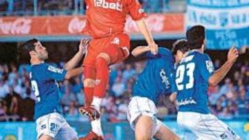 <b>PÁNZER DEL ÁREA. </b>Negredo levanta la pelota por encima de Renan en el primer gol del Sevilla.