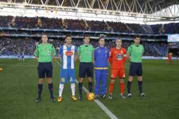 El árbitro De Burgos Bengoetxea acompañado por sus asistentes García Fernández y De Francisco Grijalba, el cuarto árbitro Campos Salinas y los capitanes Javi López y Bergantiños.  