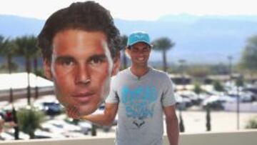 Rafael Nadal posa con una máscara con su rostro en el Día de los Medios antes del Masters 1000 de Indian Wells.