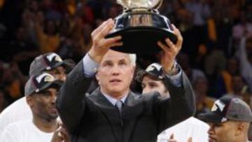 Mitch Kupchak, en 2008, con el trofeo de campeón de la Conferencia Oeste.