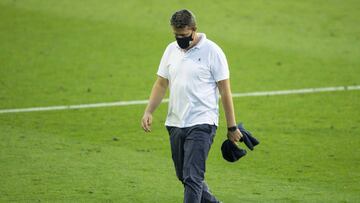 Óscar se dirige al banquillo durante el último partido en Balaídos contra el Levante.