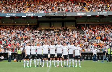 Hugo Duro, Samu Castillejo, Samuel Lino, Nico González, Cenk Ozkacar, André Almeida, Edinson Cavani, Ilaix Moriba y Justin Kluivert se dieron un baño de masas en Mestalla y disfrutaron junto a la afición.