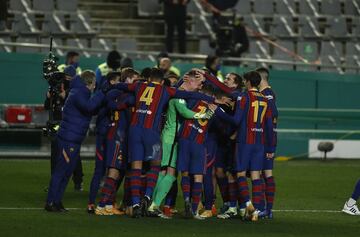 Los jugadores del Barcelona celebraron la calsificaci¨®n a la final de la Supoercopa.