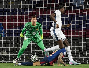 0-1.  Centro de Denzel Dumfries desde el lateral izquierdo, Íñigo Martínez resbala y Marcus Thuram conecta un taconazo superando a Wojciech Szczesny.
