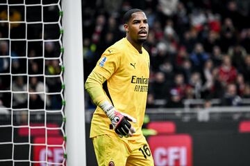 Milan (Italy), 02/02/2025.- Milan's goalkeeper Mike Maignan looks on during the Italian Serie A soccer match between AC Milan and Inter FC, in Milan, Italy, 02 February 2025. (Italia) EFE/EPA/NICOLA MARFISI
